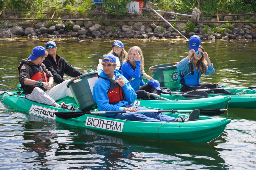 Biotherm Volunteers collecting trash on World Ocean Day